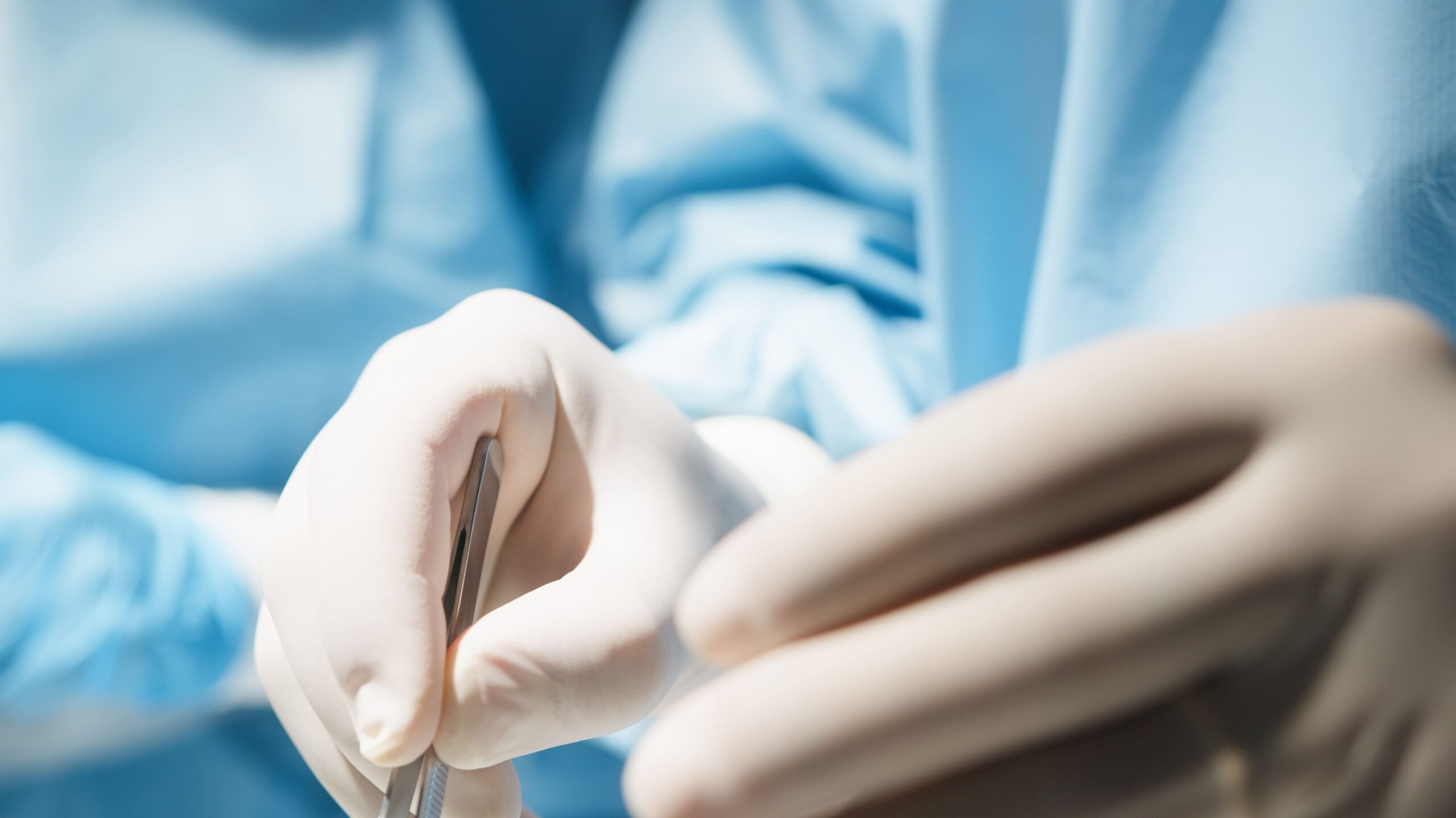 hands-of-a-surgeon-use-forceps-and-scalpel_c